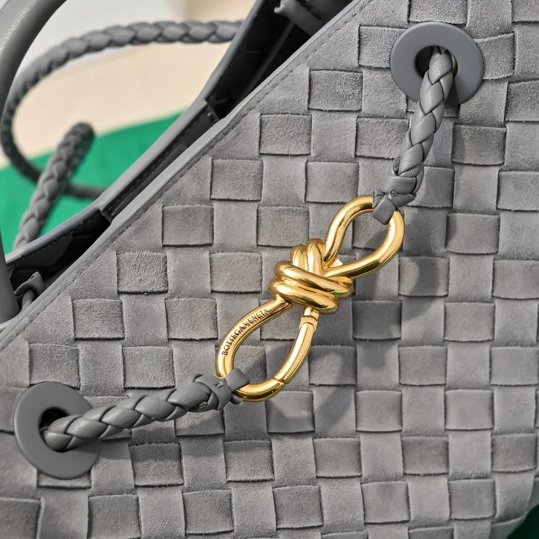 The 2024 new Andiamo batch 1920 BV has been shipped‼ ️Really popular🔥The new Andiamo woven handbag launched by Bottega Veneta this season is really popular all over the world! ! Celebrities at home and abroad have worn it, and Oscar-winning actress Michelle Yeoh has taken it out on the street. Song Jia, Trai Yara, Yu Feihong, Sanji Ayaka, Rosie Hunting-Whiteley, Yoshioka Riho, etc. have all picked up this bag. It is classic and versatile, showing off its temperament, and the bag capacity is also large, which is very convenient for daily commuting! ! A variety of carrying methods, the shoulder straps can be adjusted by yourself, the original lambskin feels soft and delicate, and the neutral style is created to break gender boundaries and bring a more practical and longer-lasting use experience. Andiamo, which has both elegant and casual styles, perfectly interprets the true appearance of "fashionable old money style". Style number: 7463 (suede) Size: 25*22*10.5cm